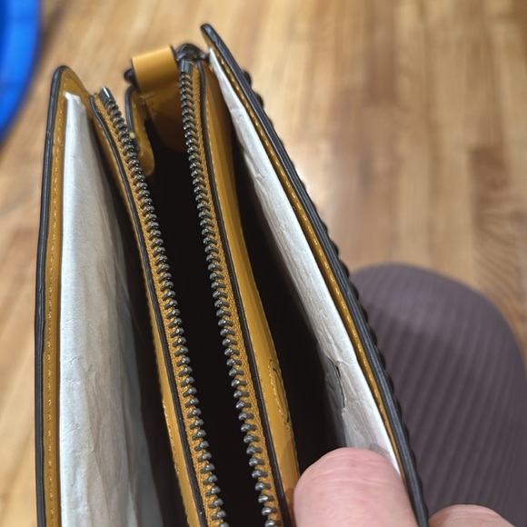 Coach crossbody -mustard -W’s Authentic - Picture 10 of 10